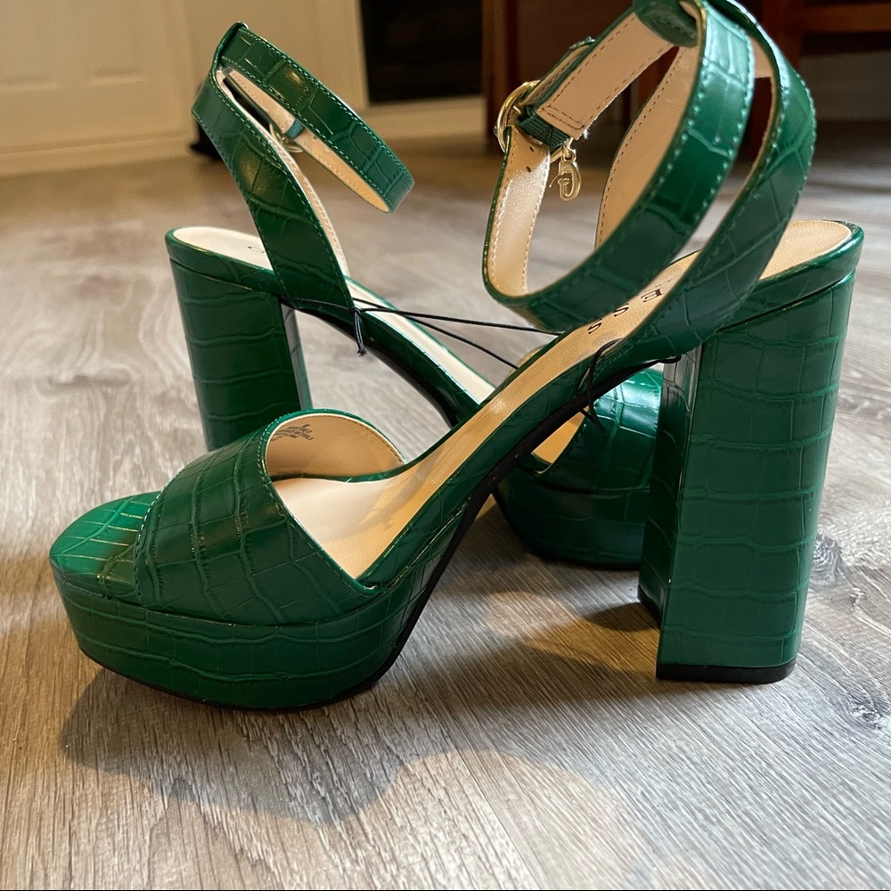 Guess Faux Alligator Skin Emerald Green Heels Size 8 Brand New Unused